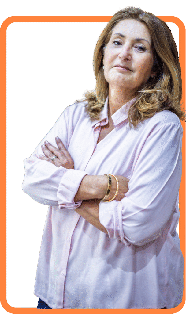 Janaina Eler, psicóloga clínica, de braços cruzados